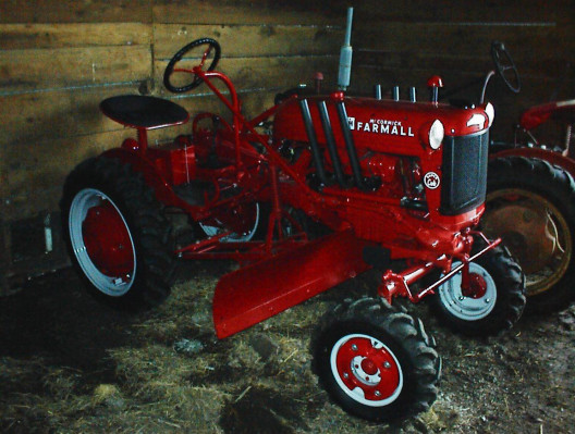 Farmall B BN Tractor original pair/set IH front cast wheel hub & cap 